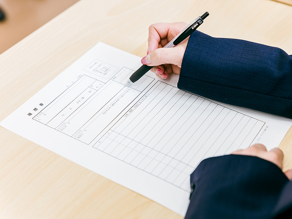用紙に記入する風景