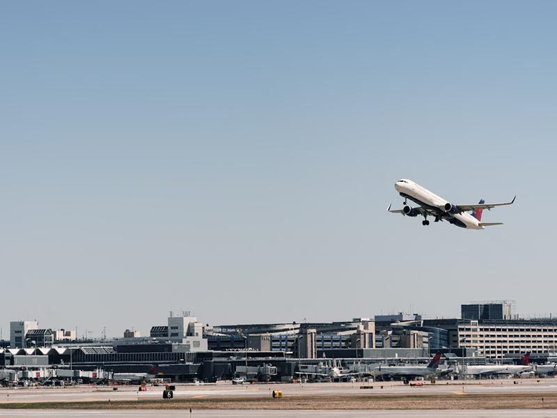 飛び立つ飛行機