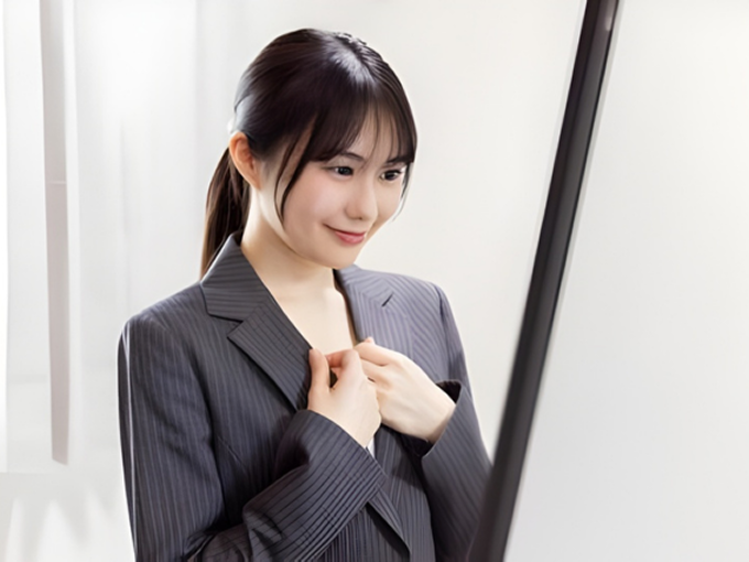 笑顔で準備する女性